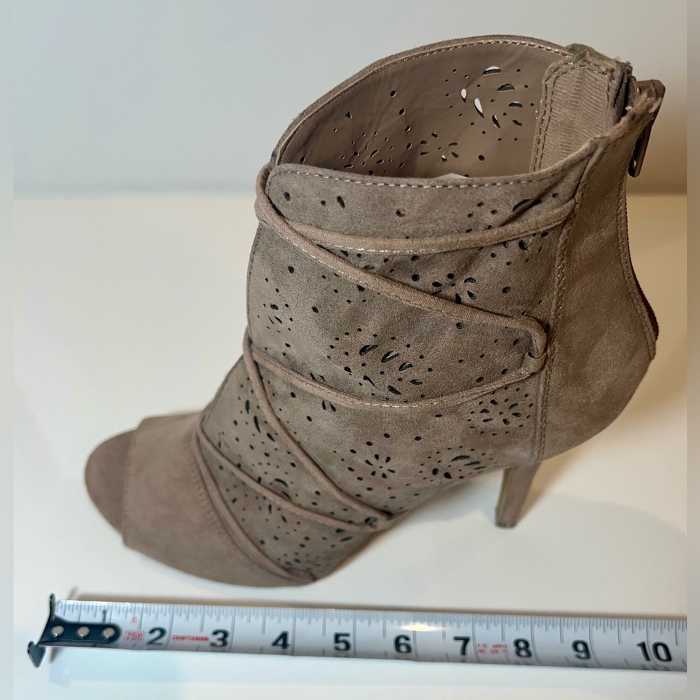 Lauren Conrad Peep-Toe Ankle Boots 4 Inch Heel Beige Laser Cut Tan - Picture 5 of 7